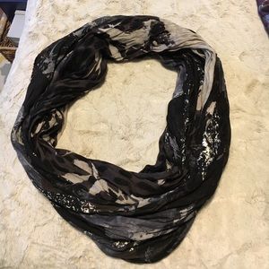 Black and white scarf