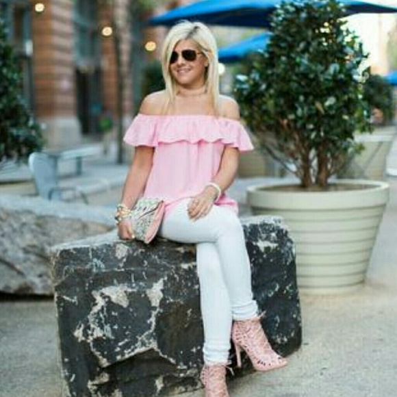 Tops - ❤️CLOSING SALE❤️ Pink ruffle off the shoulder top