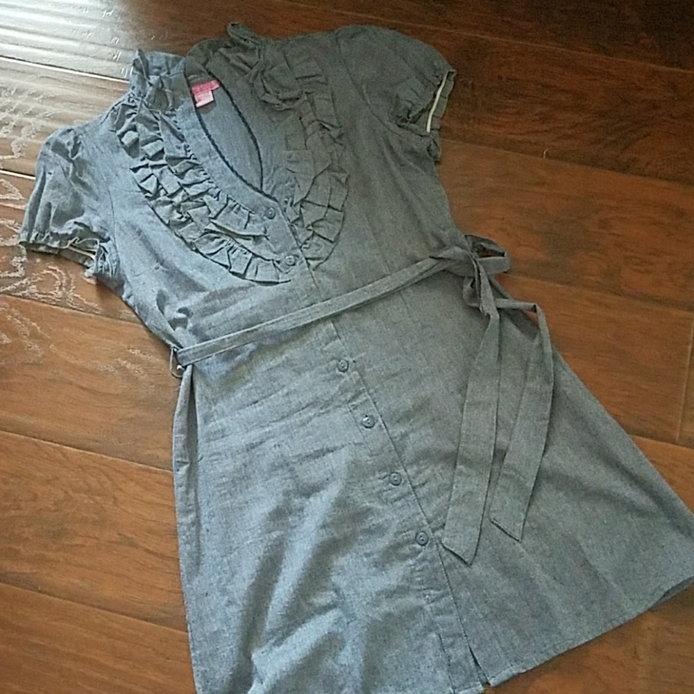 Short dress, used twice, good condition.
