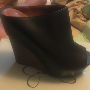 Open back wedge