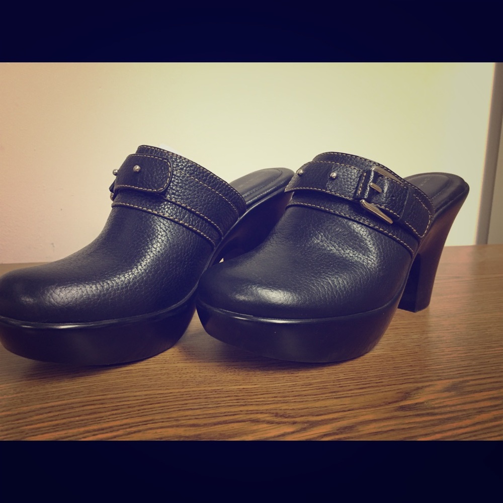 Black leather heeled clogs