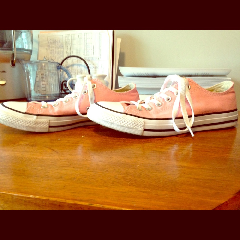 Almost brand new 8W- Pink low top Converse shoes.
