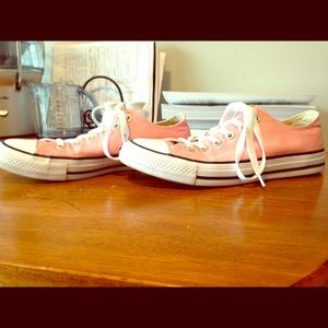 Almost brand new 8W- Pink low top Converse shoes.