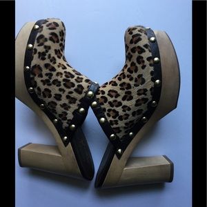 Franco Sarto Womens Cheetah Platform Clogs 8 1/2