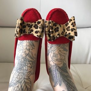 Red leopard bow flats