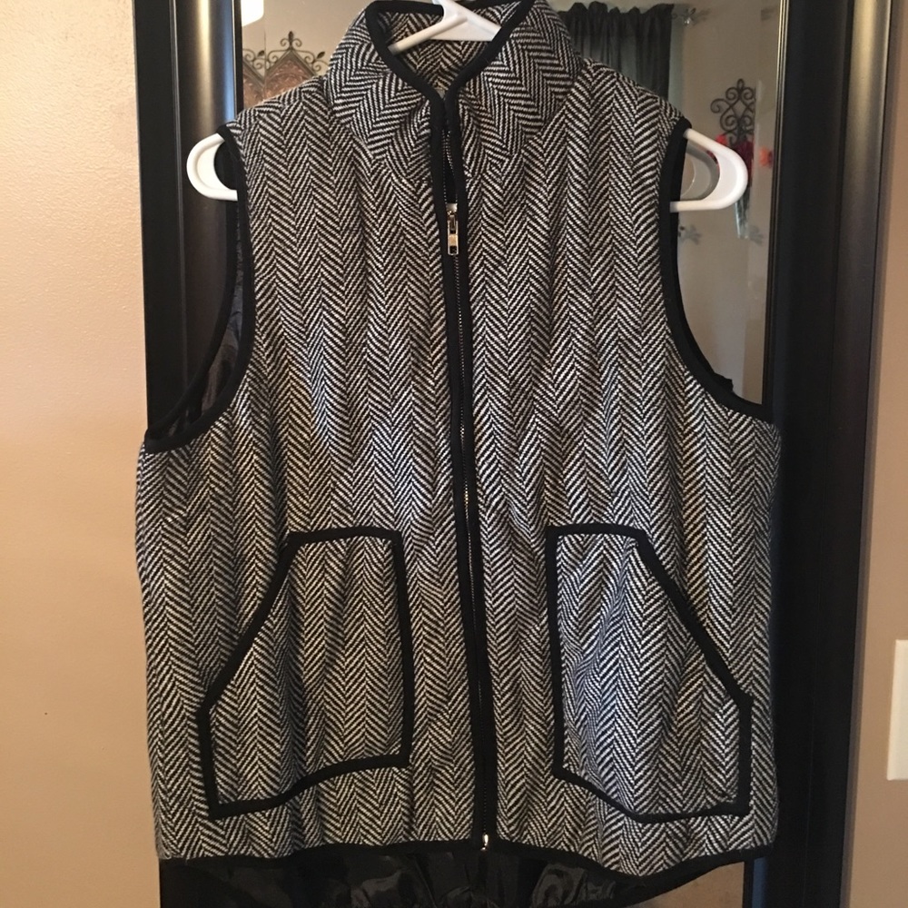 Black and while vest