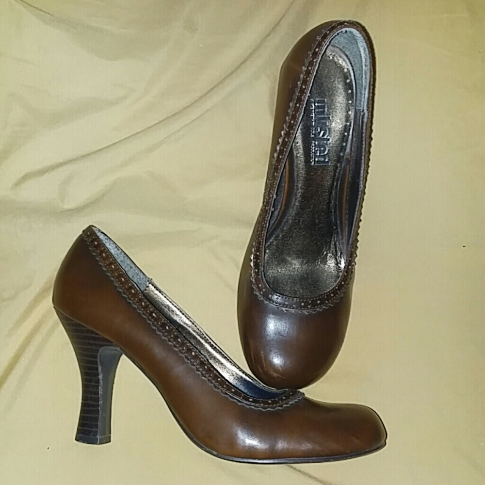 Adorable round toe heels