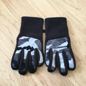 north face camo gloves