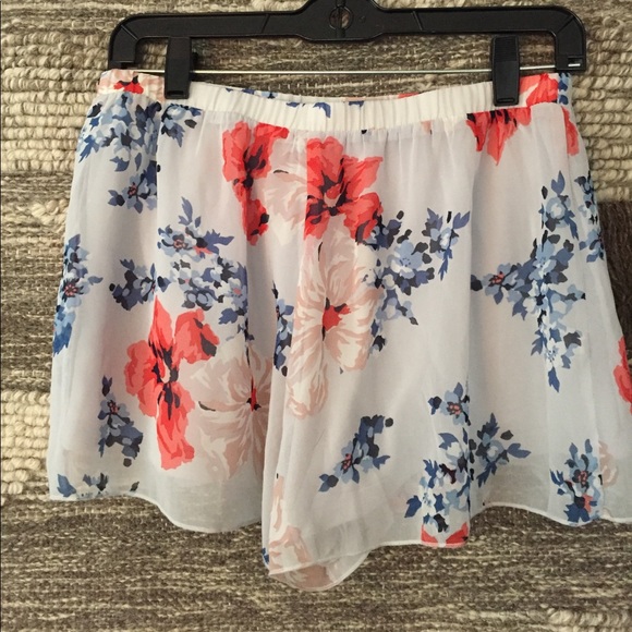 Floral shorts -like new - Picture 2 of 4