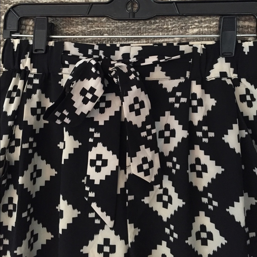 Cream and black printed pants. - Picture 3 of 3