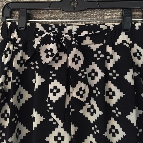 Cream and black printed pants. - Picture 3 of 3