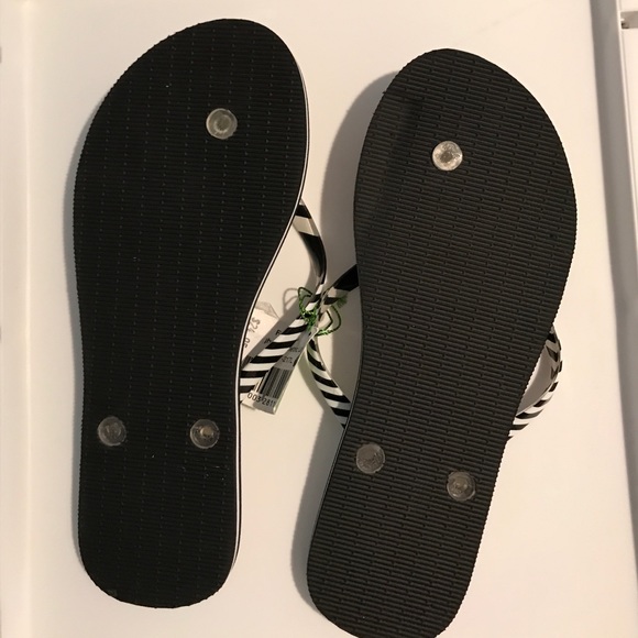 ♦️GIFTED♦️Vera Bradley Flip Flops - Picture 3 of 4