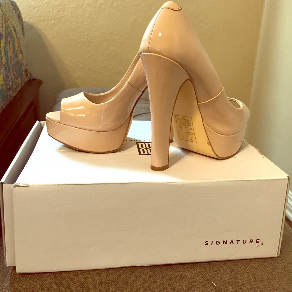 Size 7 platform peep toe pump