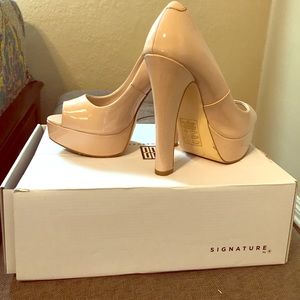 Size 7 platform peep toe pump