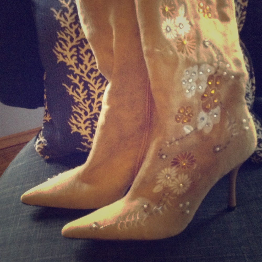 Cream suede mid length designed boots