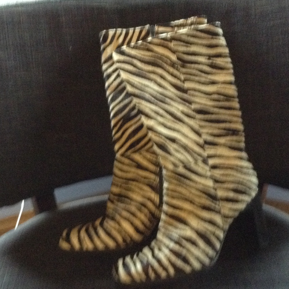 Black/white stripped skin boots.