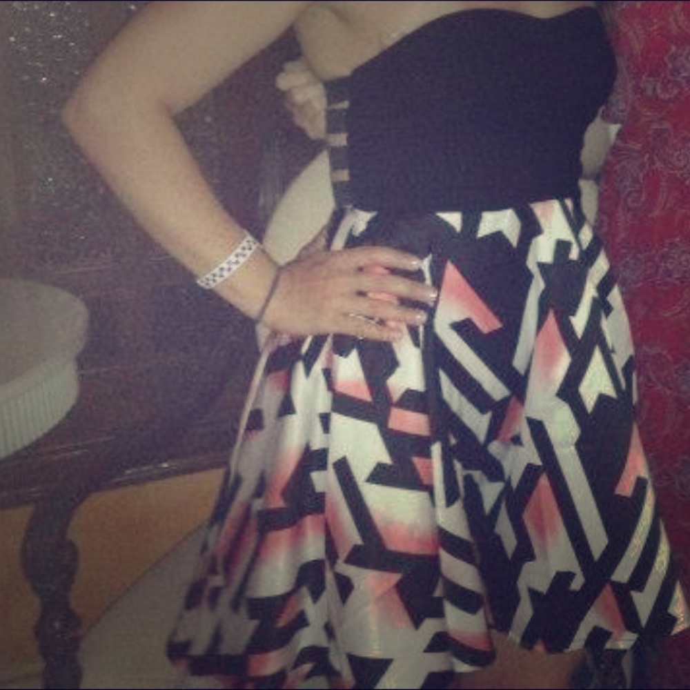 Black/mixed print strapless dress