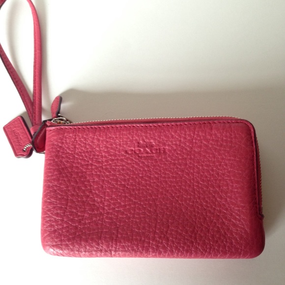 Coach Handbags - PRICE DROP!❤NWT Coach Pebbled Leather Zip Wristlet