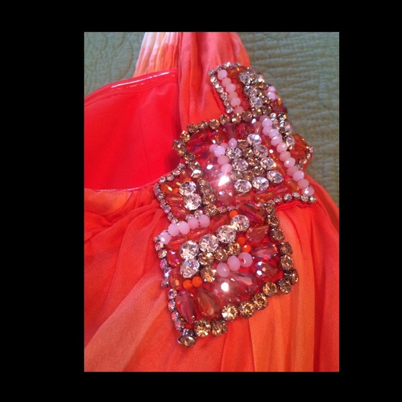 Beautiful dress - Picture 2 of 3