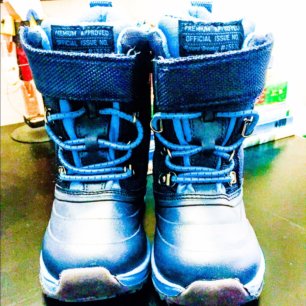 Adorable blue on blue sneaker boots! Too cute!