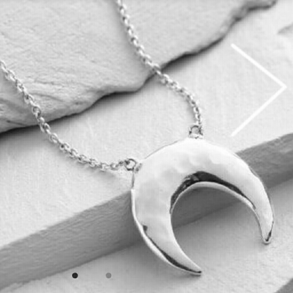 *** ISO *** silver crescent pendant necklace