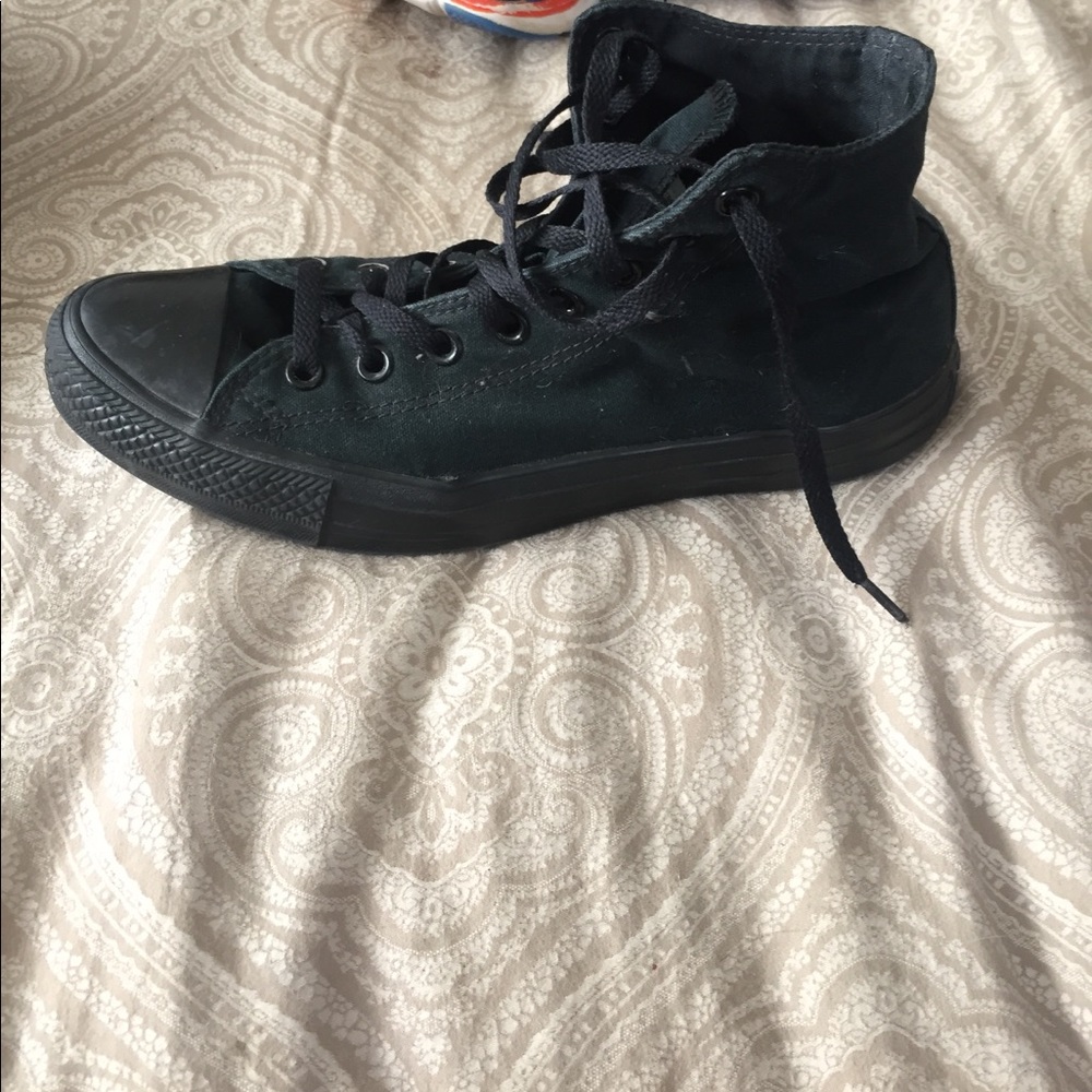 ALL BLACK CONVERSE SHOE