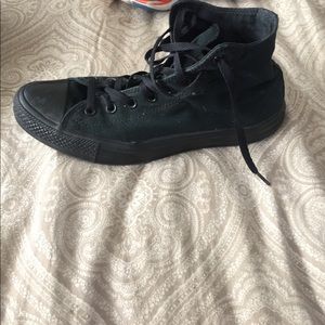 ALL BLACK CONVERSE SHOE