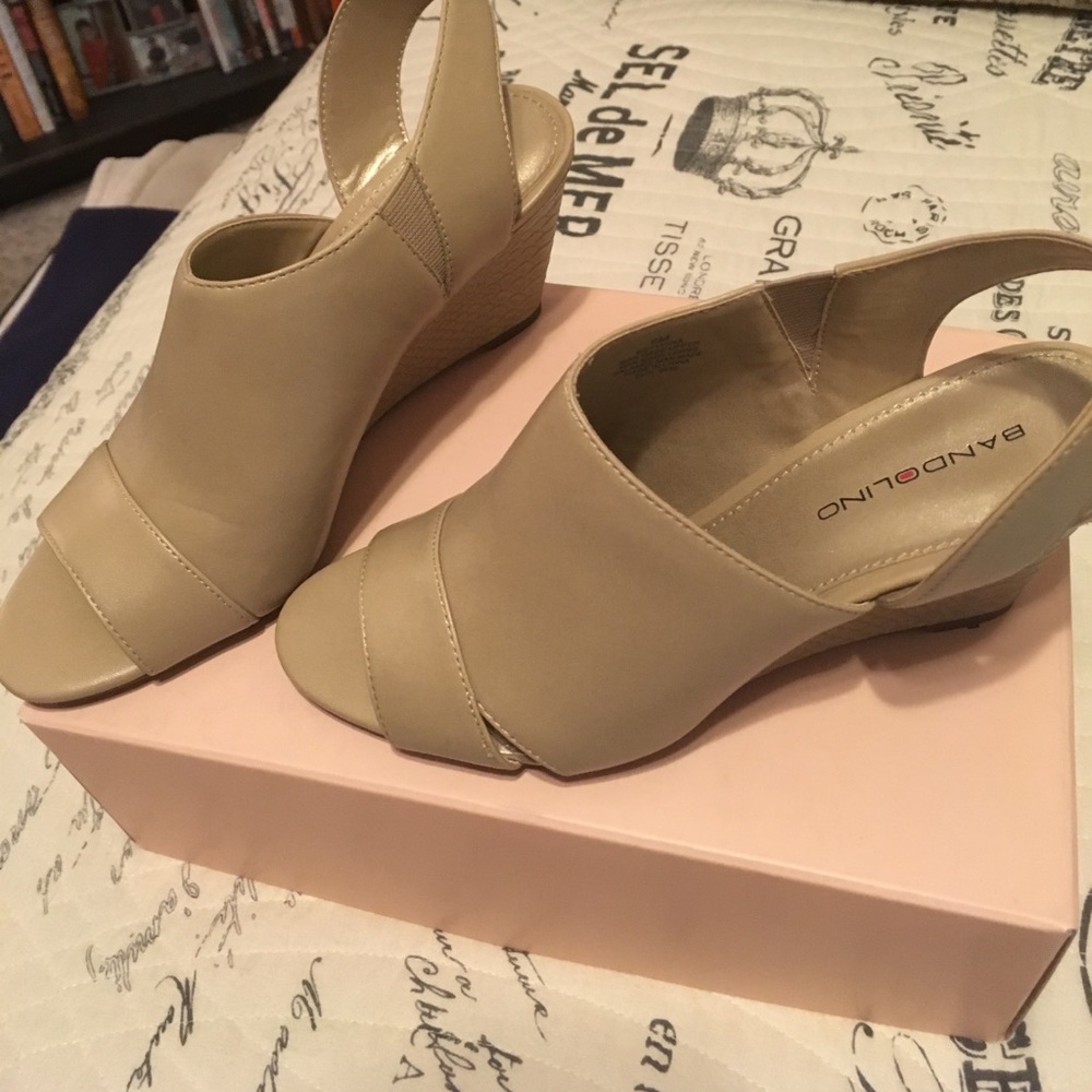 Bandolino summer wedges