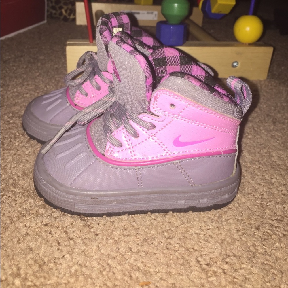Sold!!!!!!!!!Toddler girl nike boots size 4c
