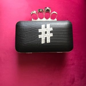 # Skull Knuckle Clutch