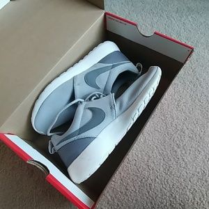 Nike Roshe light gray shoes