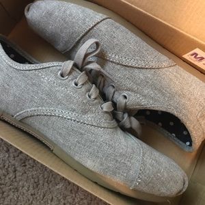 Toms sneakers