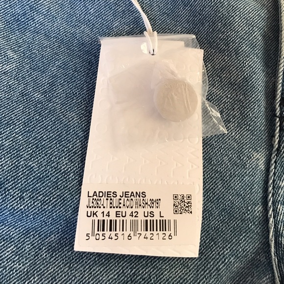 NWT Glamorous Distressed Boyfriend Jeans - Picture 4 of 4