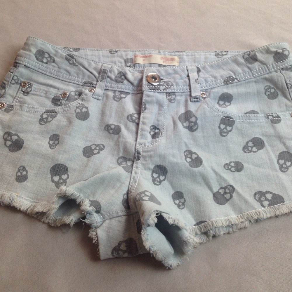 NO BOUNDARIES SKULL SHORT EXCELLENT CONDITION - Picture 1 of 4