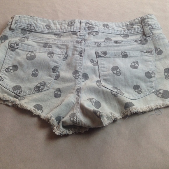 NO BOUNDARIES SKULL SHORT EXCELLENT CONDITION - Picture 3 of 4