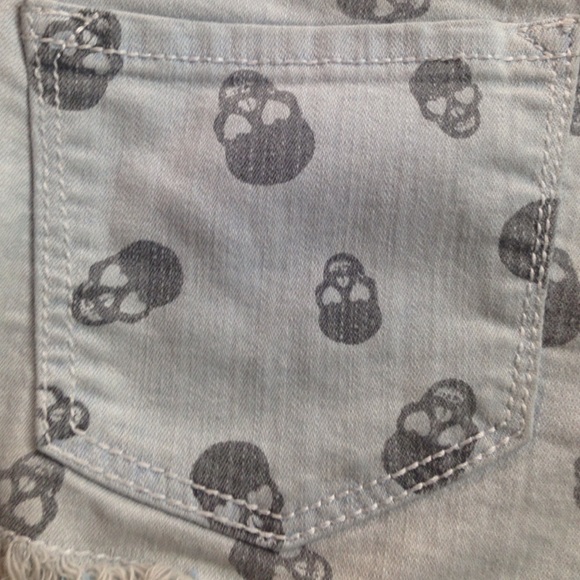 NO BOUNDARIES SKULL SHORT EXCELLENT CONDITION - Picture 4 of 4