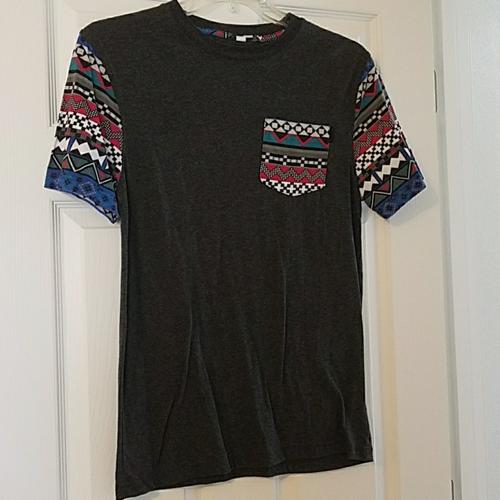 Gray t-shirt with Aztec sleeves and pocket