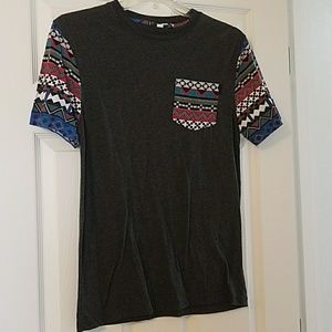 Gray t-shirt with Aztec sleeves and pocket