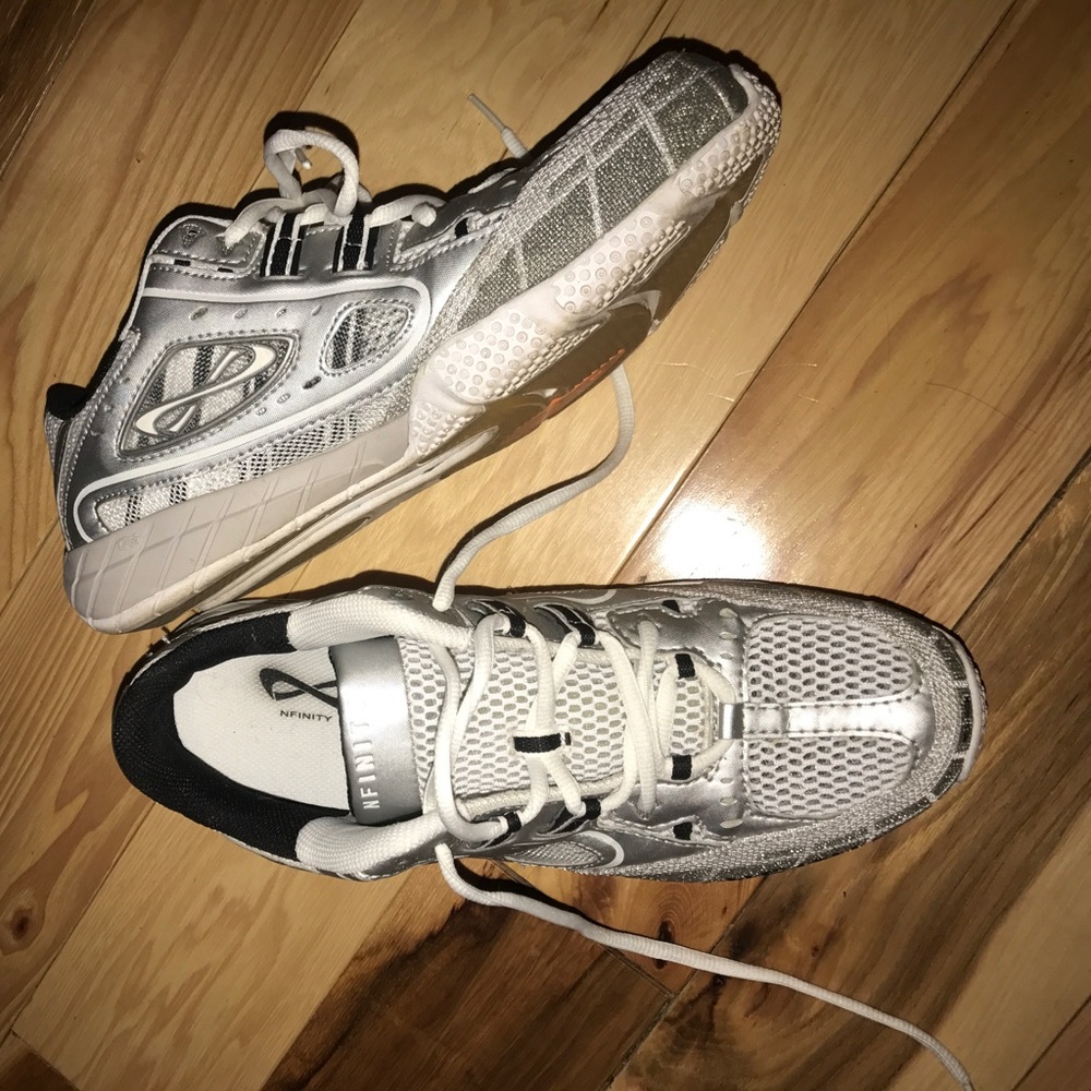 Women's 10.5 Infinty Volleyball shoe