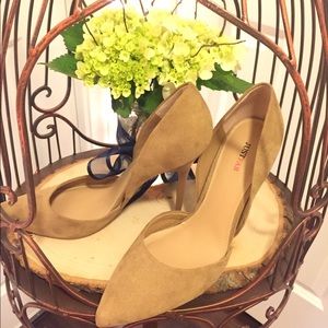 Faux suede pointed heel