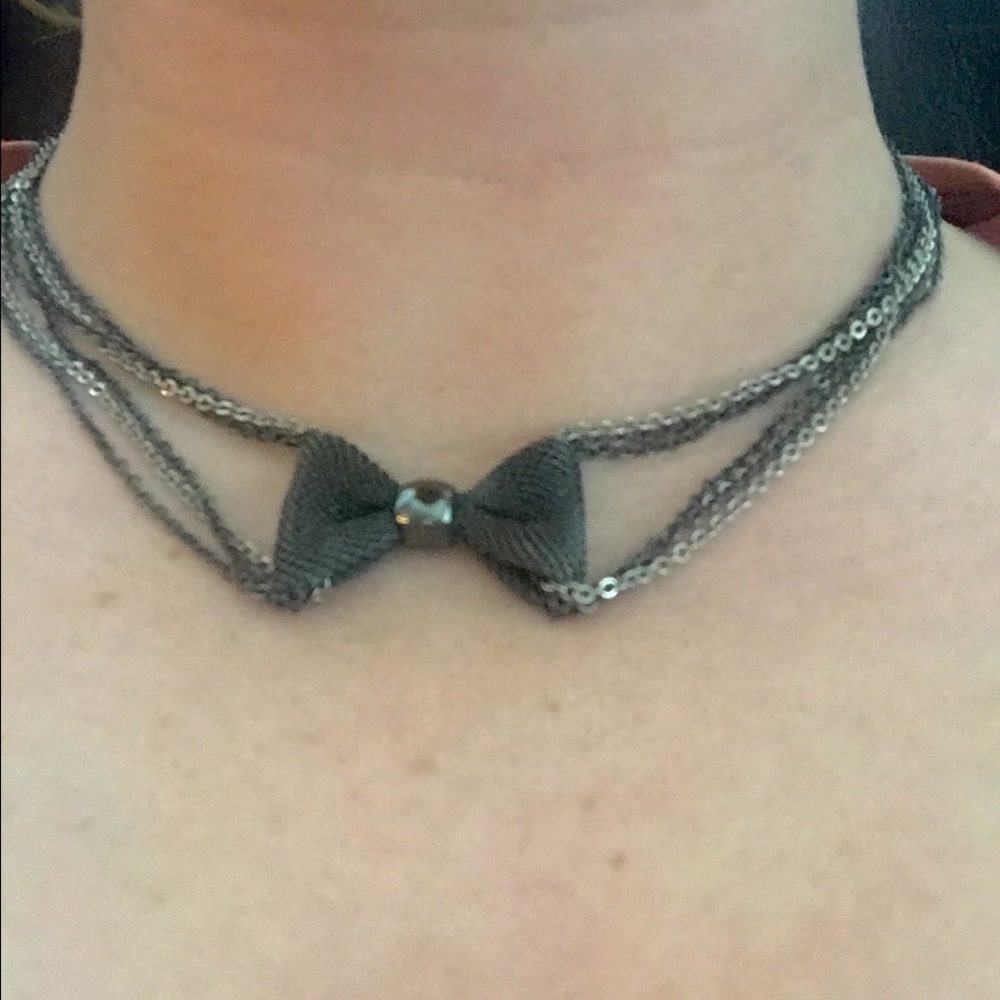 Bow necklace
