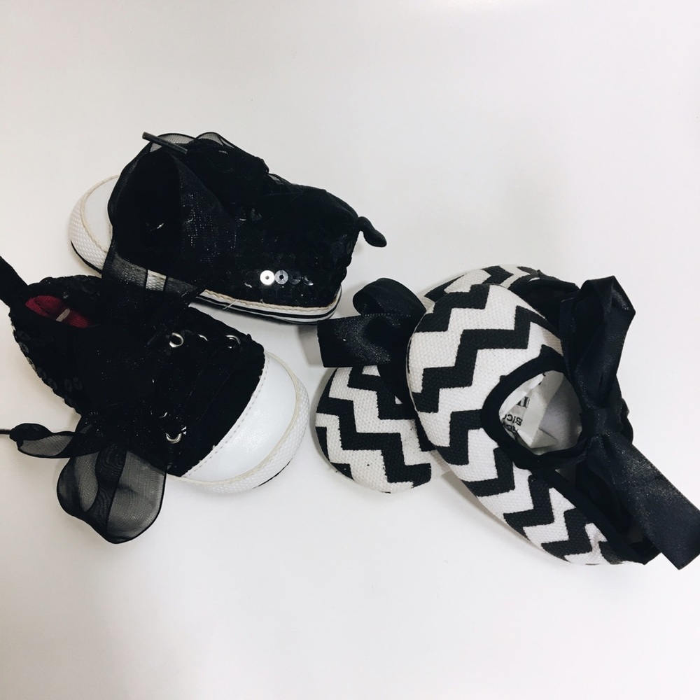 [BOGO FREE ⭐️ [6-9 mos] Two Pairs - Black & White