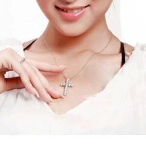 A New Sterling Silver Cross Pendant Necklace - Picture 3 of 4