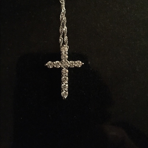 A New Sterling Silver Cross Pendant Necklace - Picture 4 of 4