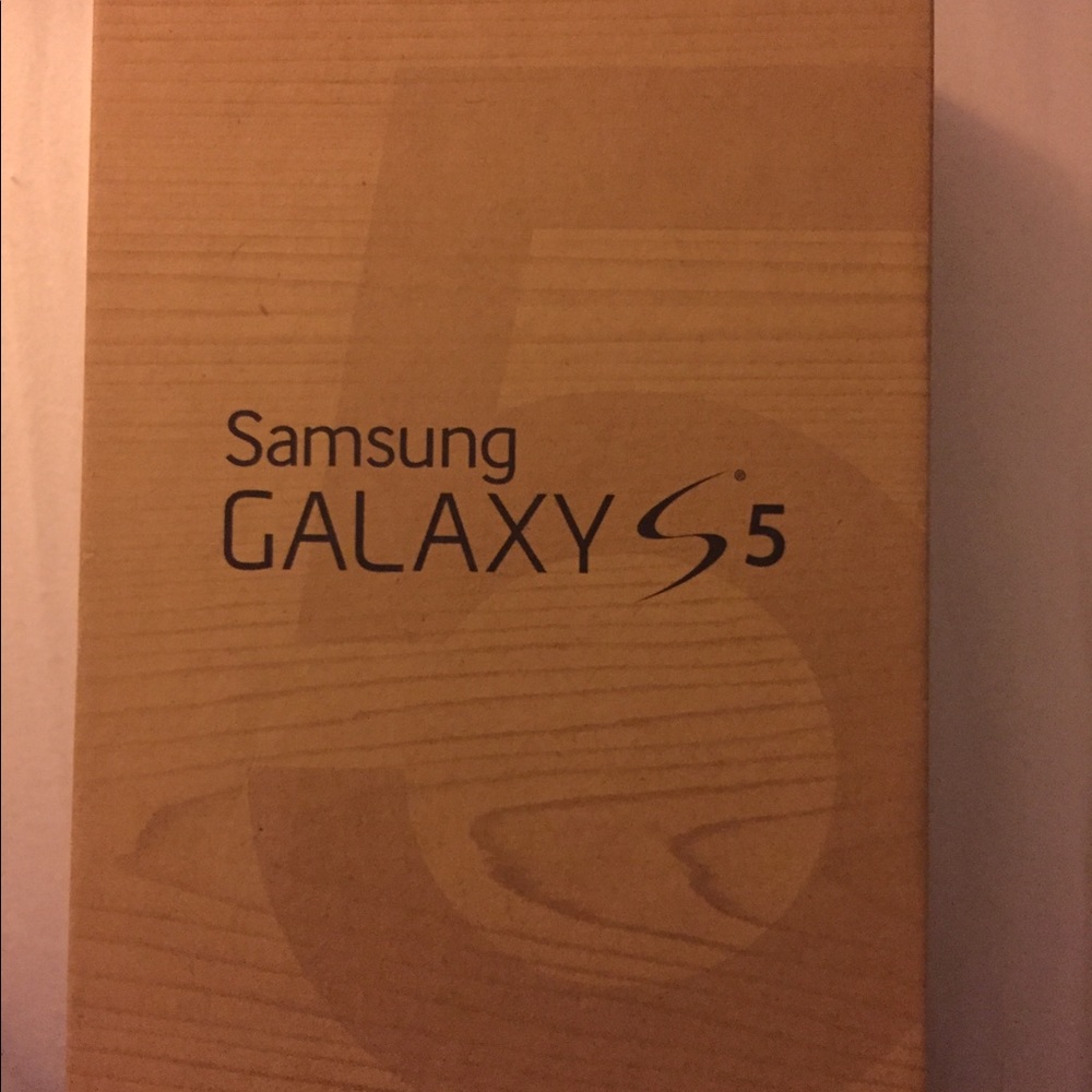 SAMSUNG S5 + 2 Otterbox cases + data/charging cord