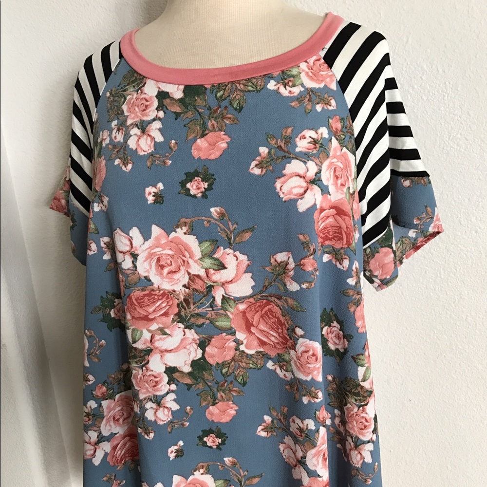 LAST ONE! (Plus) Blue floral top - Picture 2 of 4