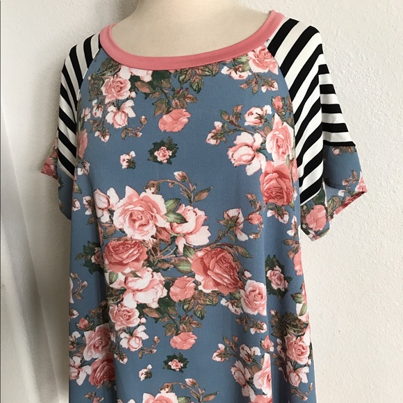 LAST ONE! (Plus) Blue floral top - Picture 2 of 4