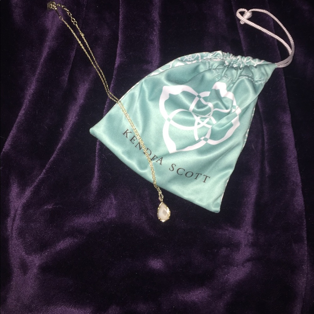 Kendra Scott necklace