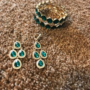 Emerald green and gold bracelet with earrings.