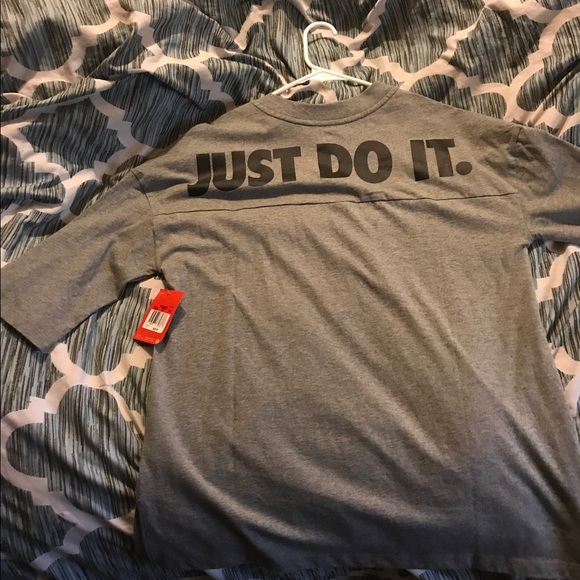Women's Nike shirt - Picture 2 of 3